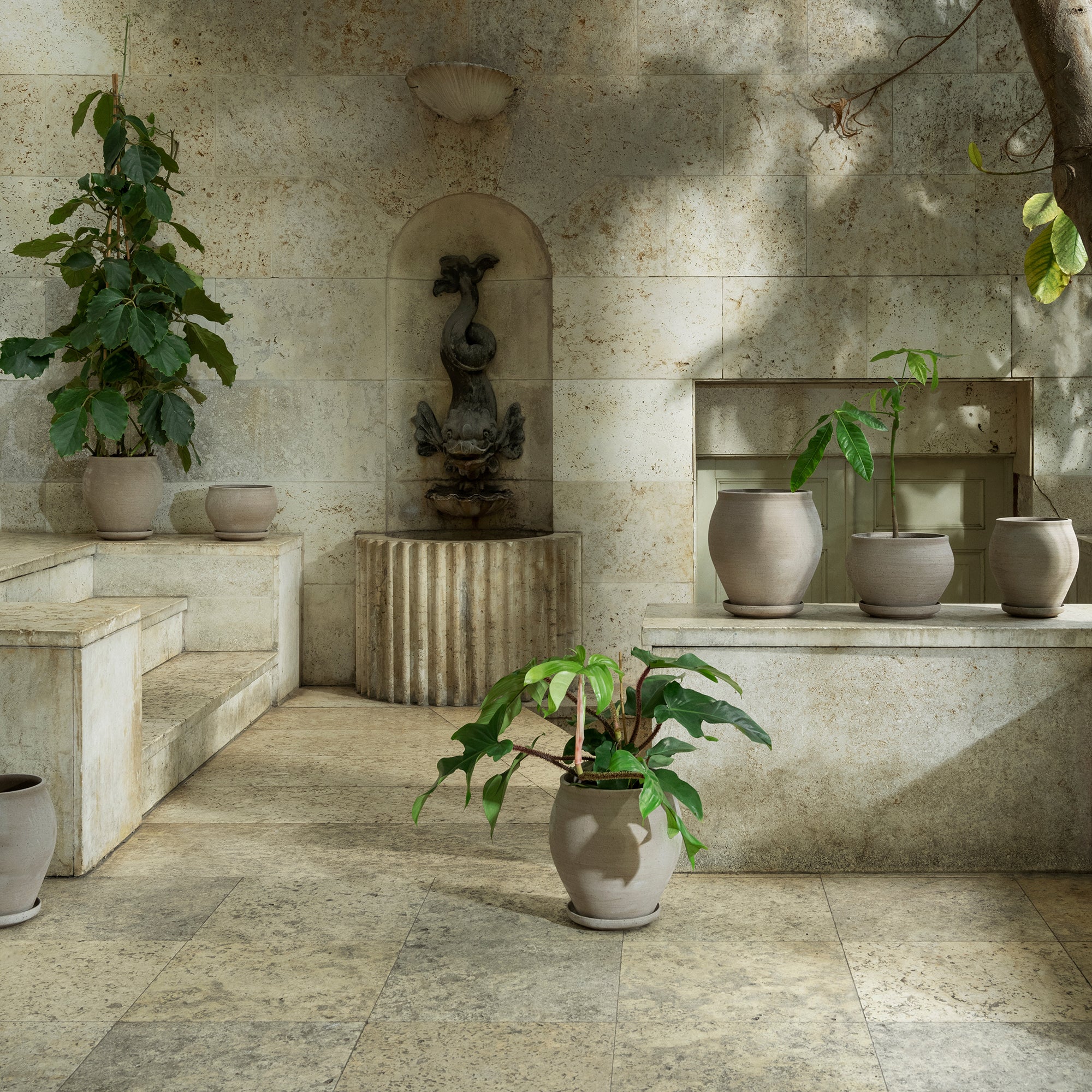 Goodee-Bergs Potter-Delphi Planter & Saucer - Color - Raw Grey