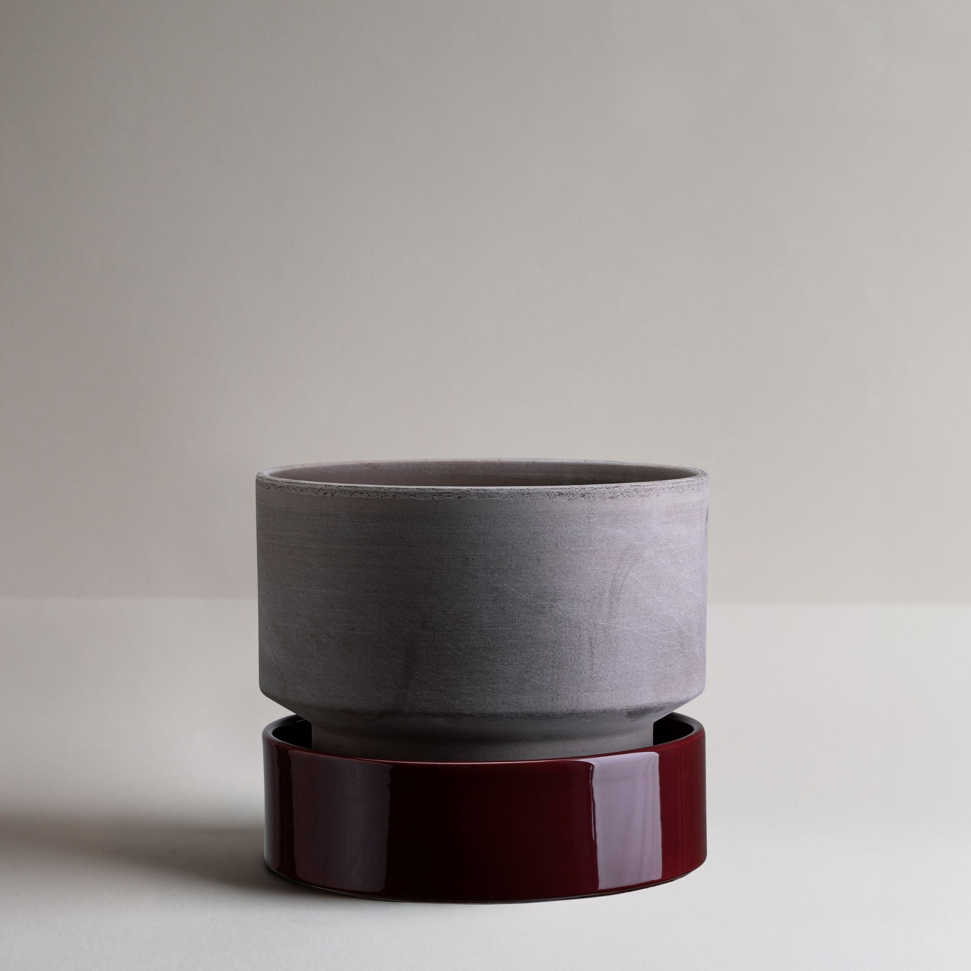 Goodee-Bergs Potter-Hoff Ø30 Planter - Color - Raw Grey - Hoff Ø30 Saucer - Color - Burgundy Glazed