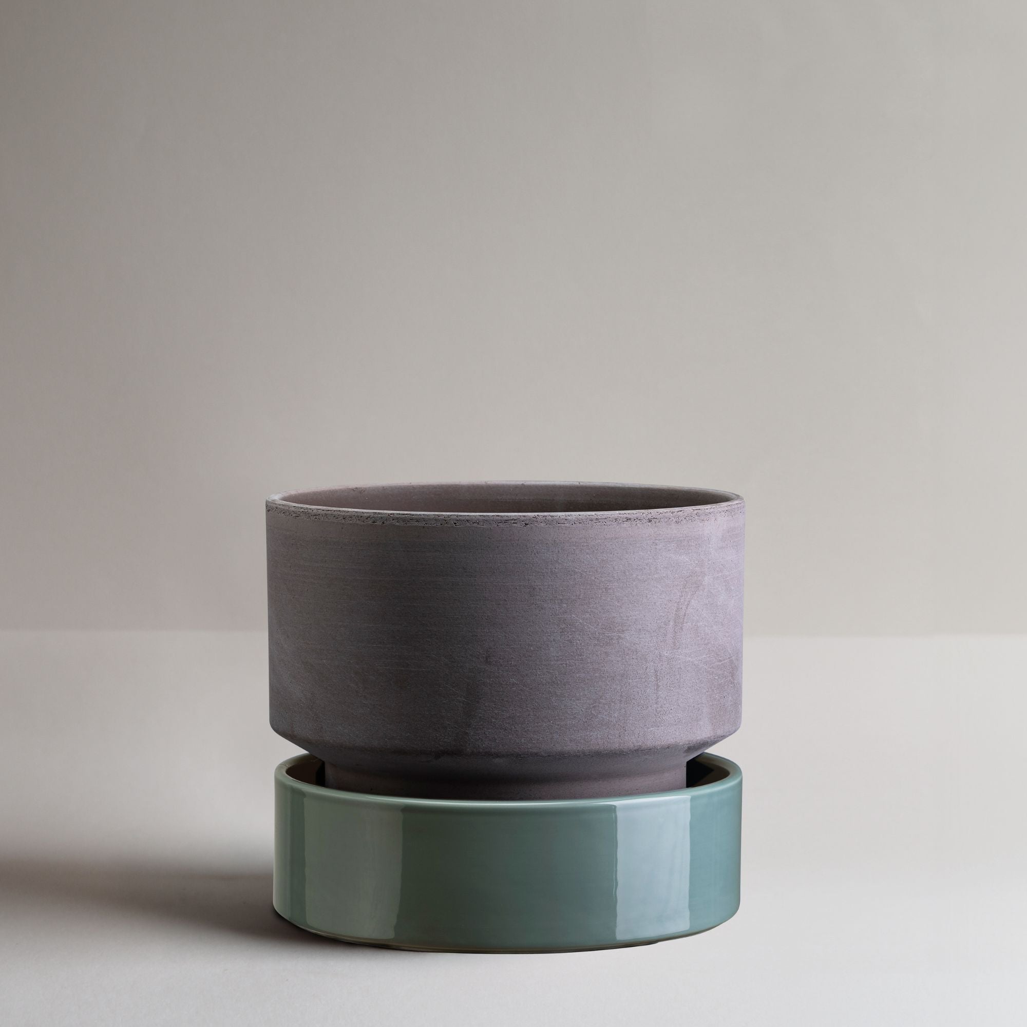 Goodee-Bergs Potter-Hoff Ø30 Planter - Color - Raw Grey - Hoff Ø30 Saucer - Color - Misty Blue Glazed