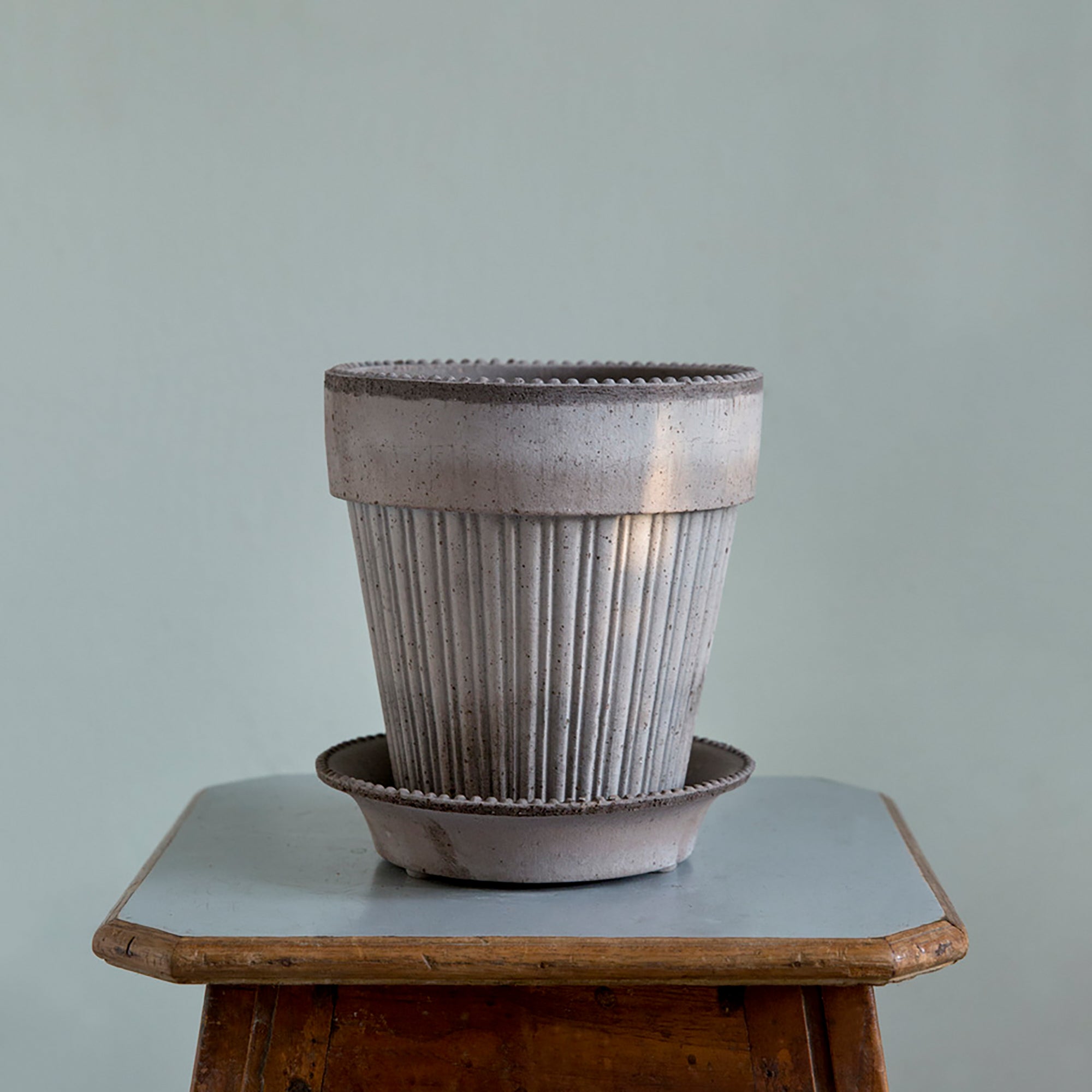 Goodee-Bergs Potter-Simona Ø18 Planter & Saucer Gift Set - Color - Raw Grey