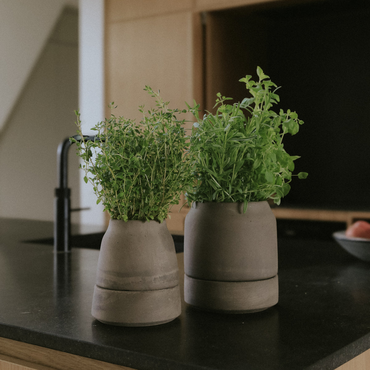 Goodee-Bergs Potter-Viva Ø12 Ø14 Self-Watering Planter & Saucer - Color - Raw Grey