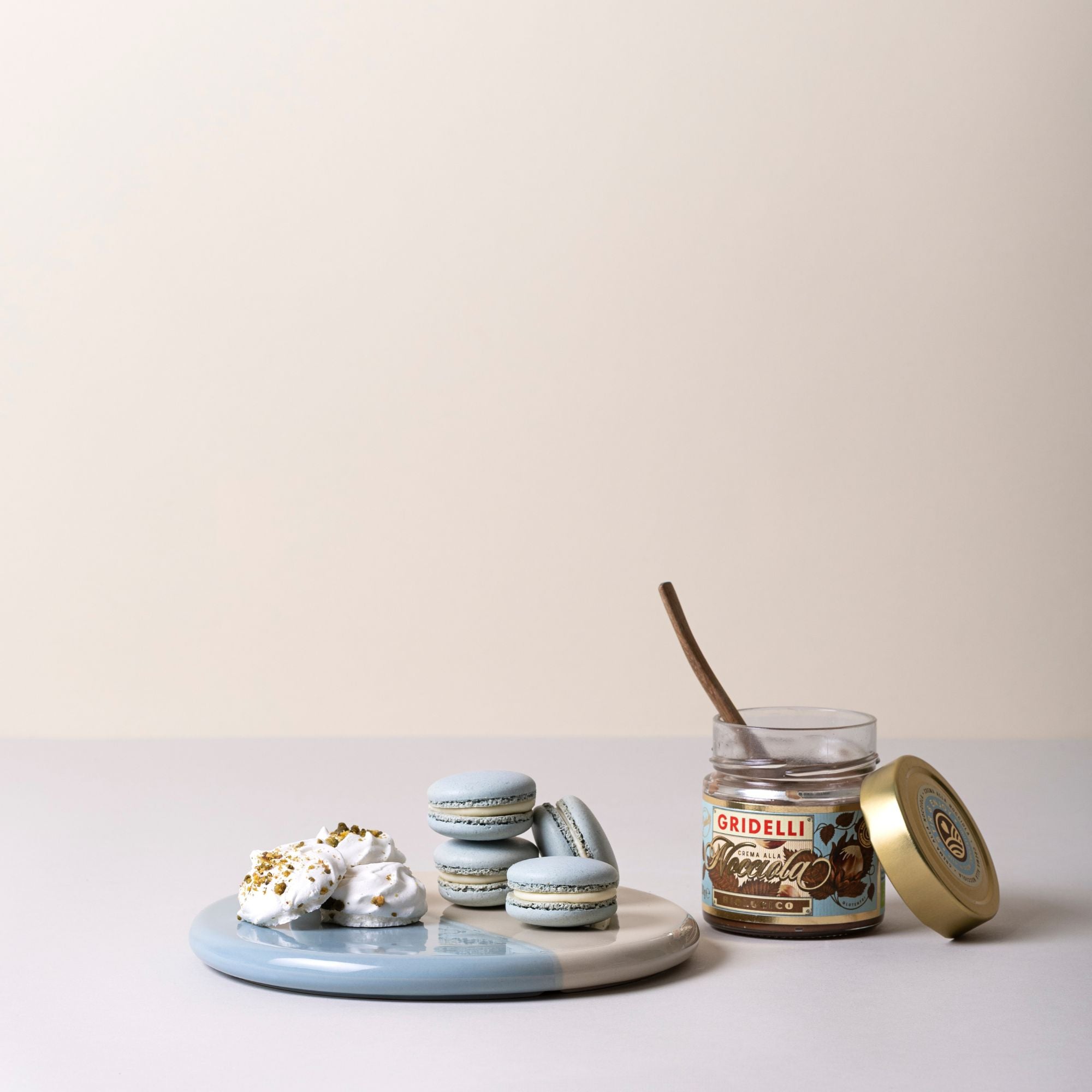 Goodee-Bergs Potter-Nuna Round Stoneware Small - Color - Misty Blue Glazed