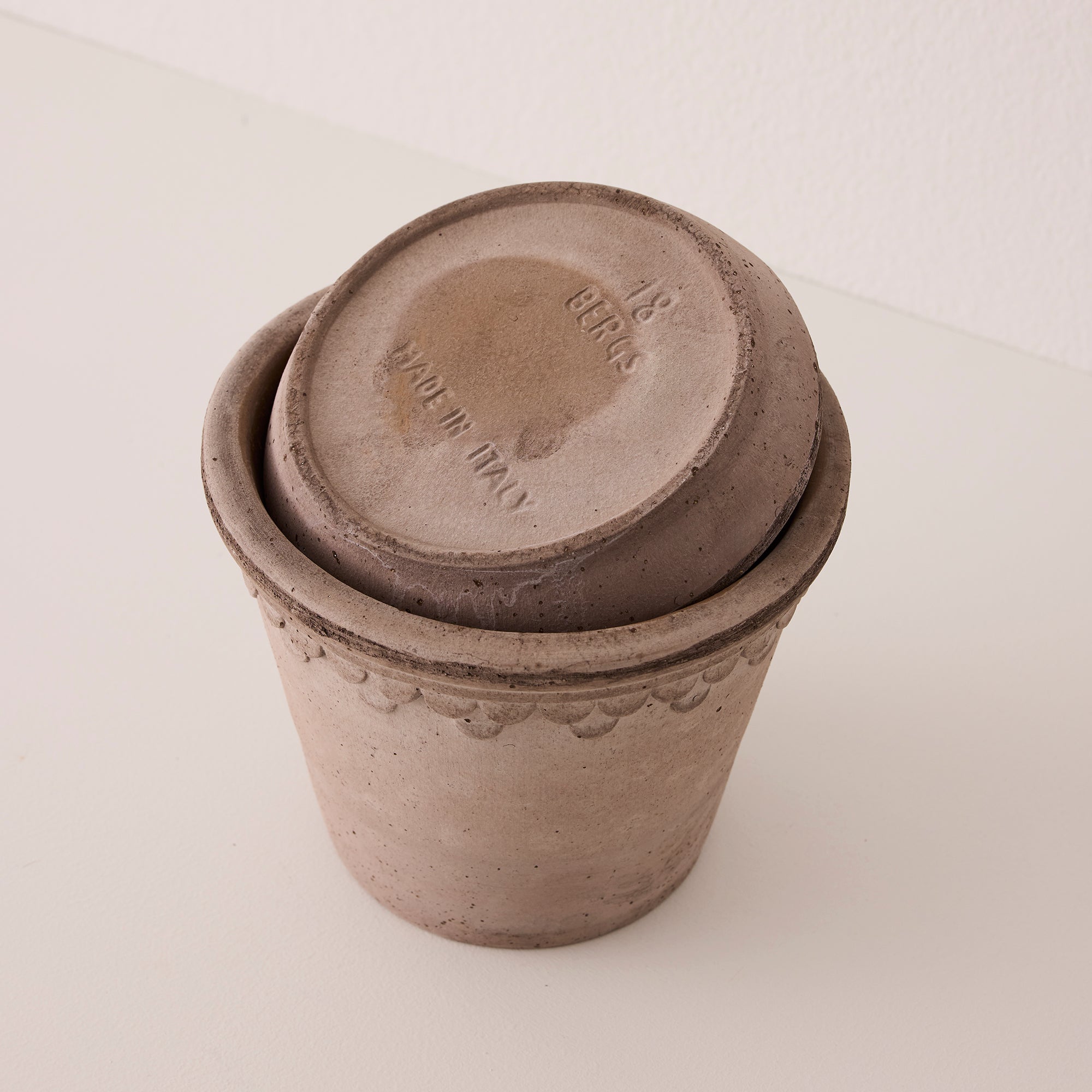 Goodee-Bergs Potter-Copenhagen Ø18 Planter & Saucer - Color - Raw Grey