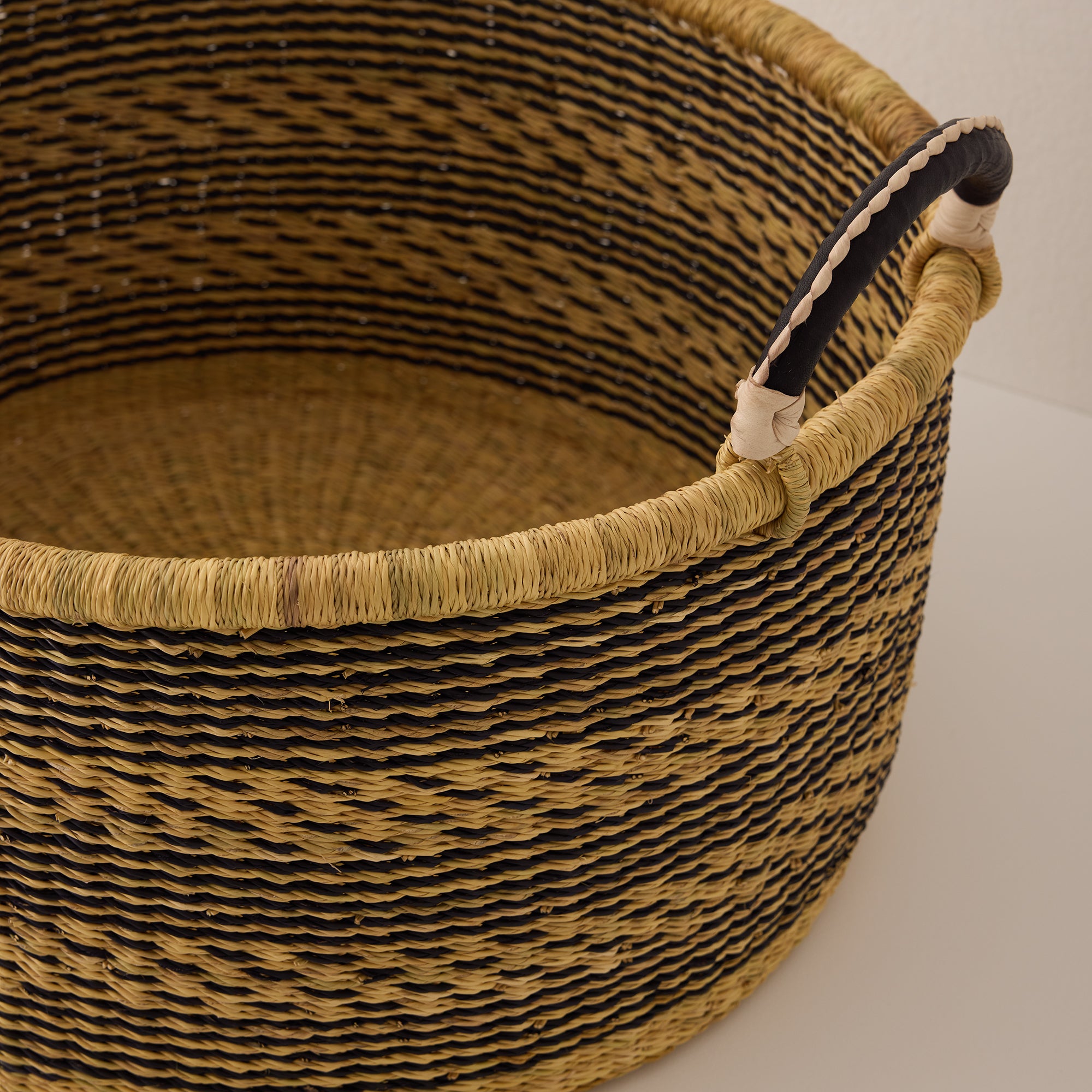 Goodee-Baba Tree-Medium Woven Short Basket - Color - Black & Natural