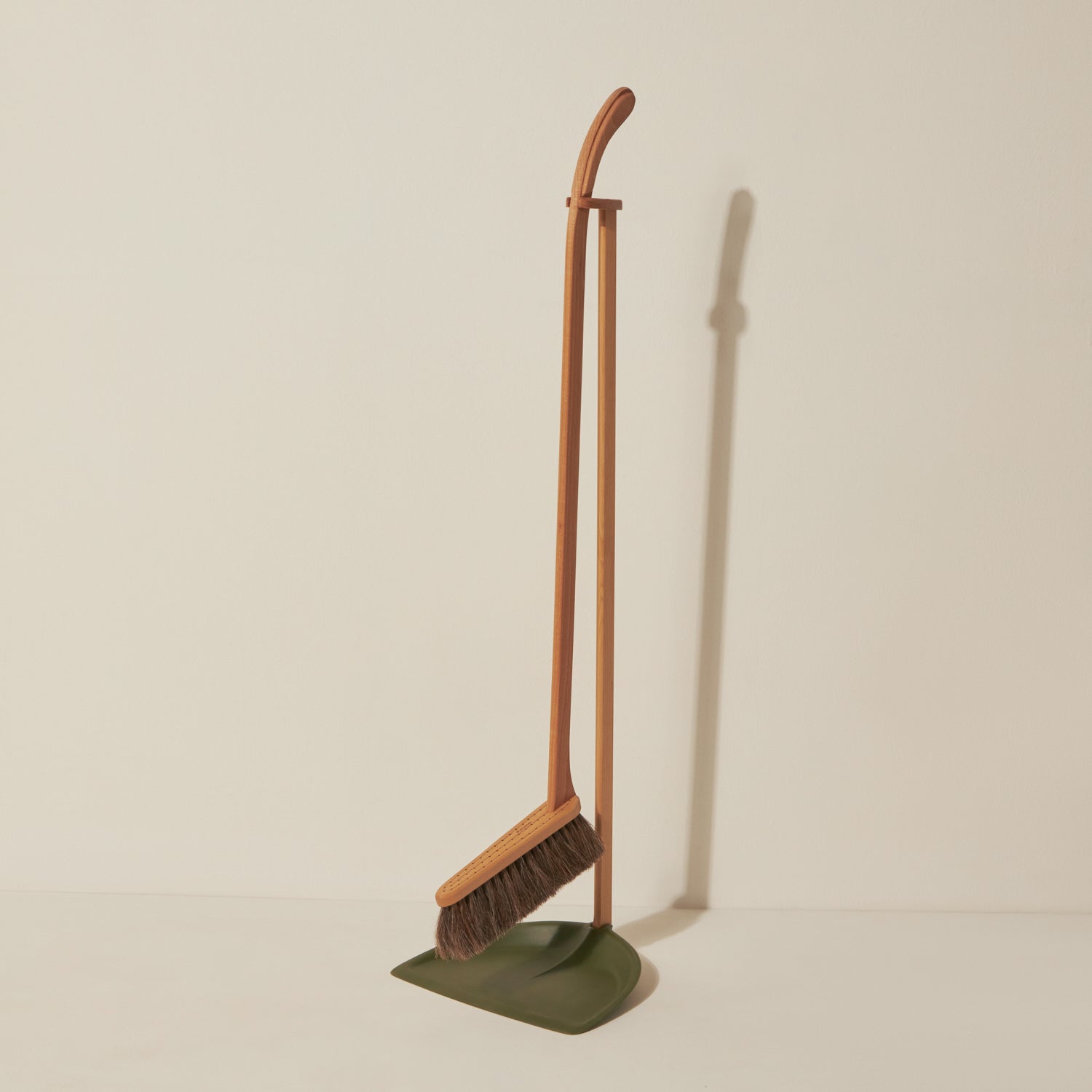 Goodee-Iris Hantverk-Long Handle Dustpan & Brush Set - Color - Green