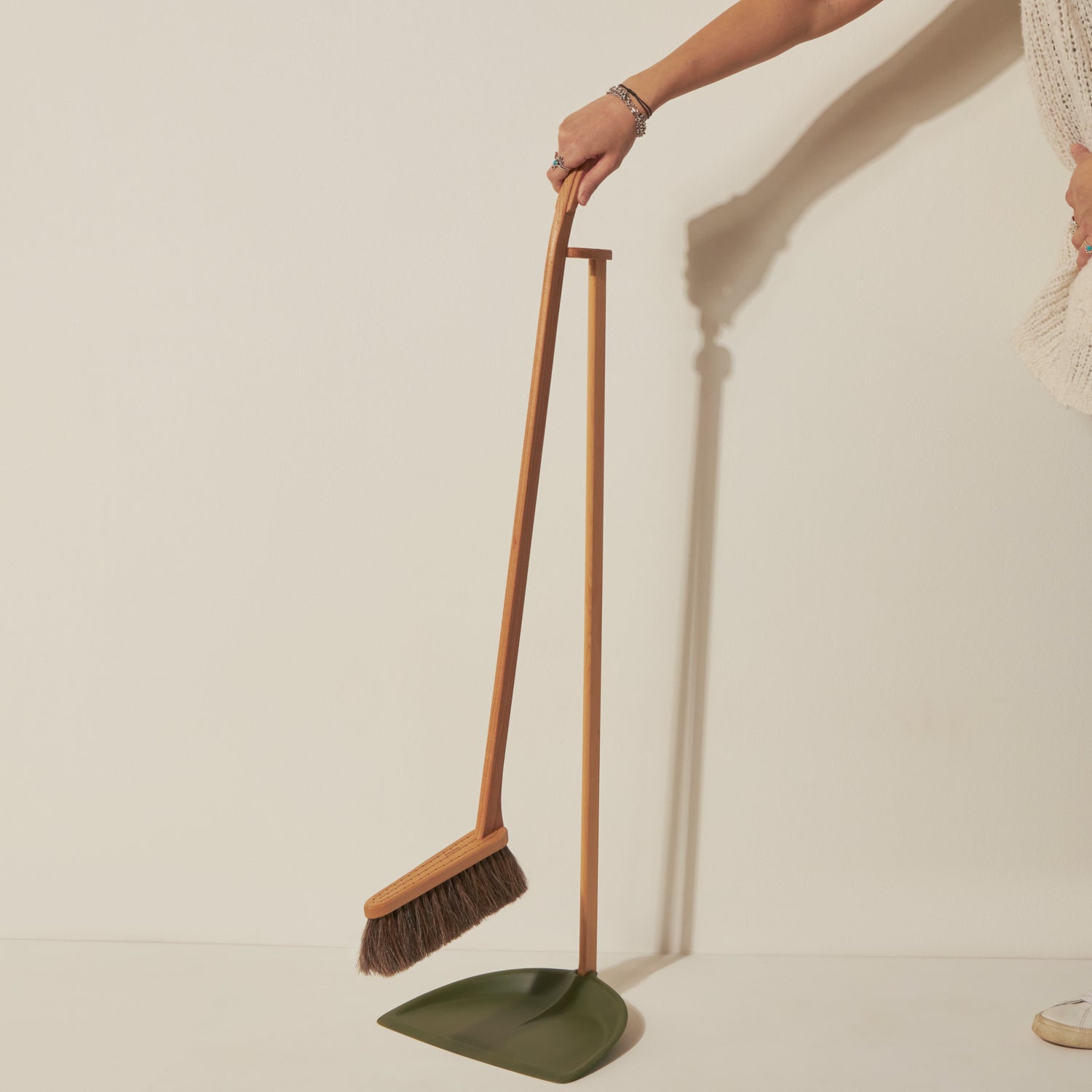 Goodee-Iris Hantverk-Long Handle Dustpan & Brush Set - Color - Green
