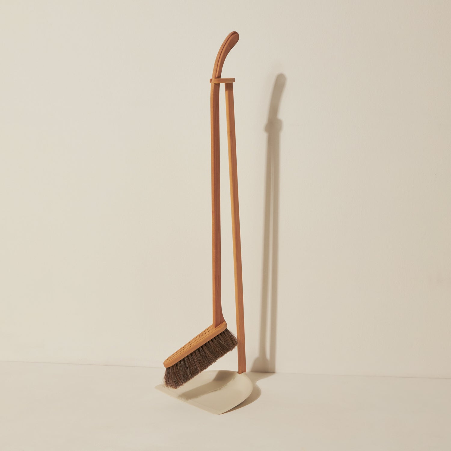 Goodee-Iris Hantverk-Long Handle Dustpan & Brush Set - Color - White