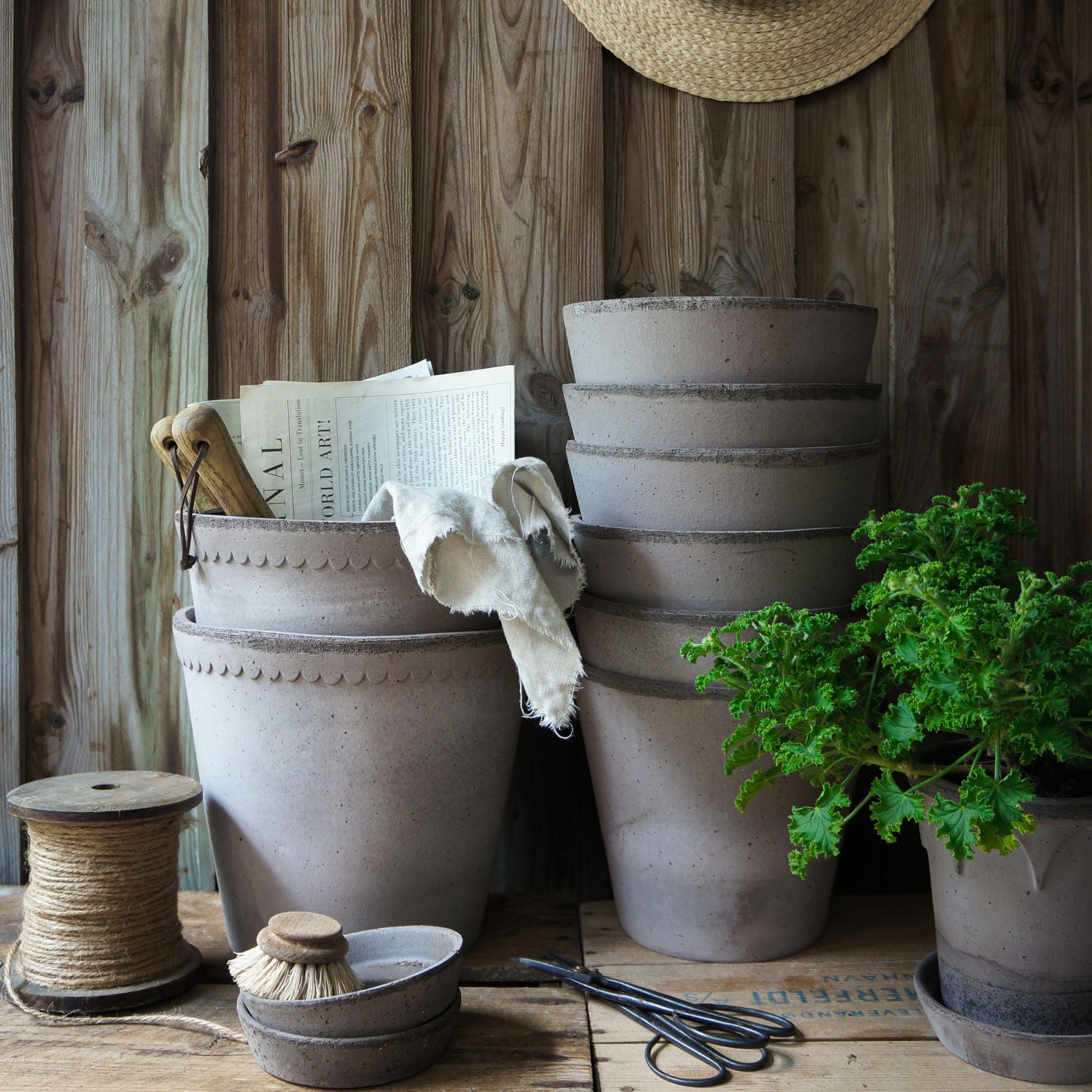 Goodee-Bergs Potter-Julie Ø21 Planter & Saucer - Color - Raw Grey