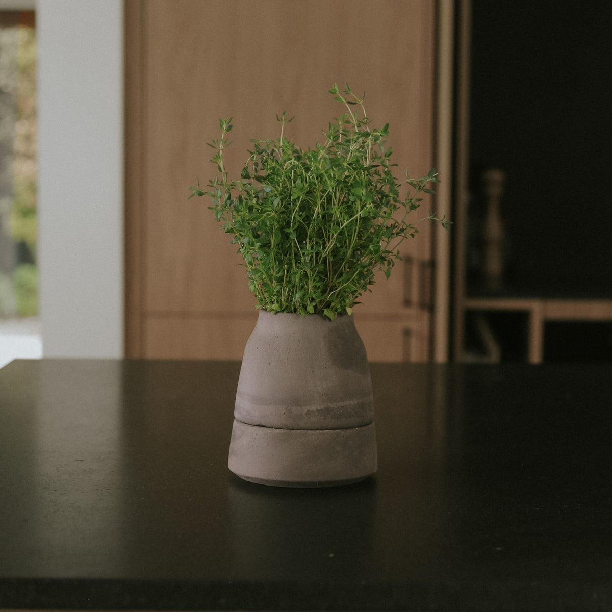 Goodee-Bergs Potter-Viva Ø12 Self-Watering Planter & Saucer - Color - Raw Grey