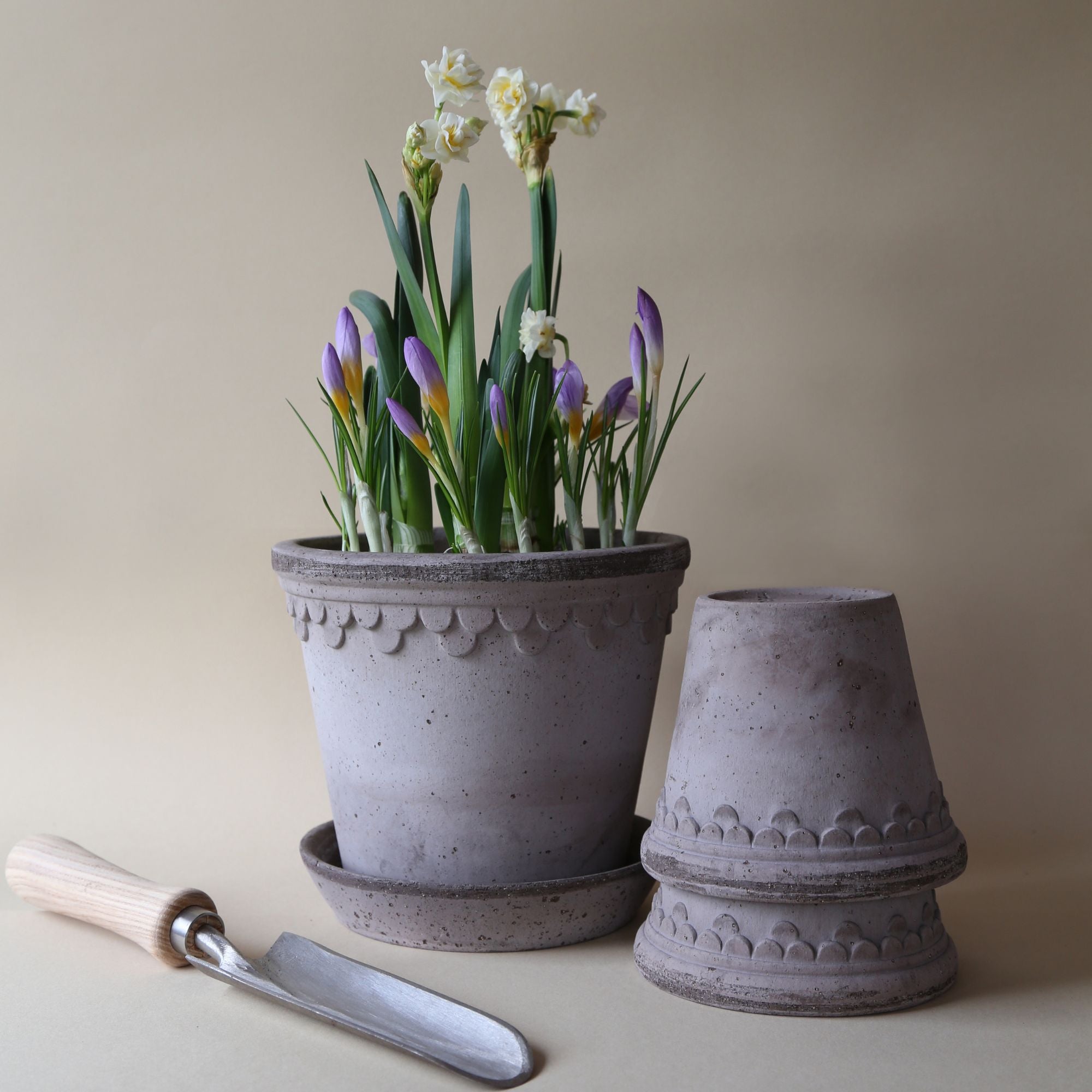 Goodee-Bergs Potter-Copenhagen Ø18 Planter & Saucer - Color - Raw Grey
