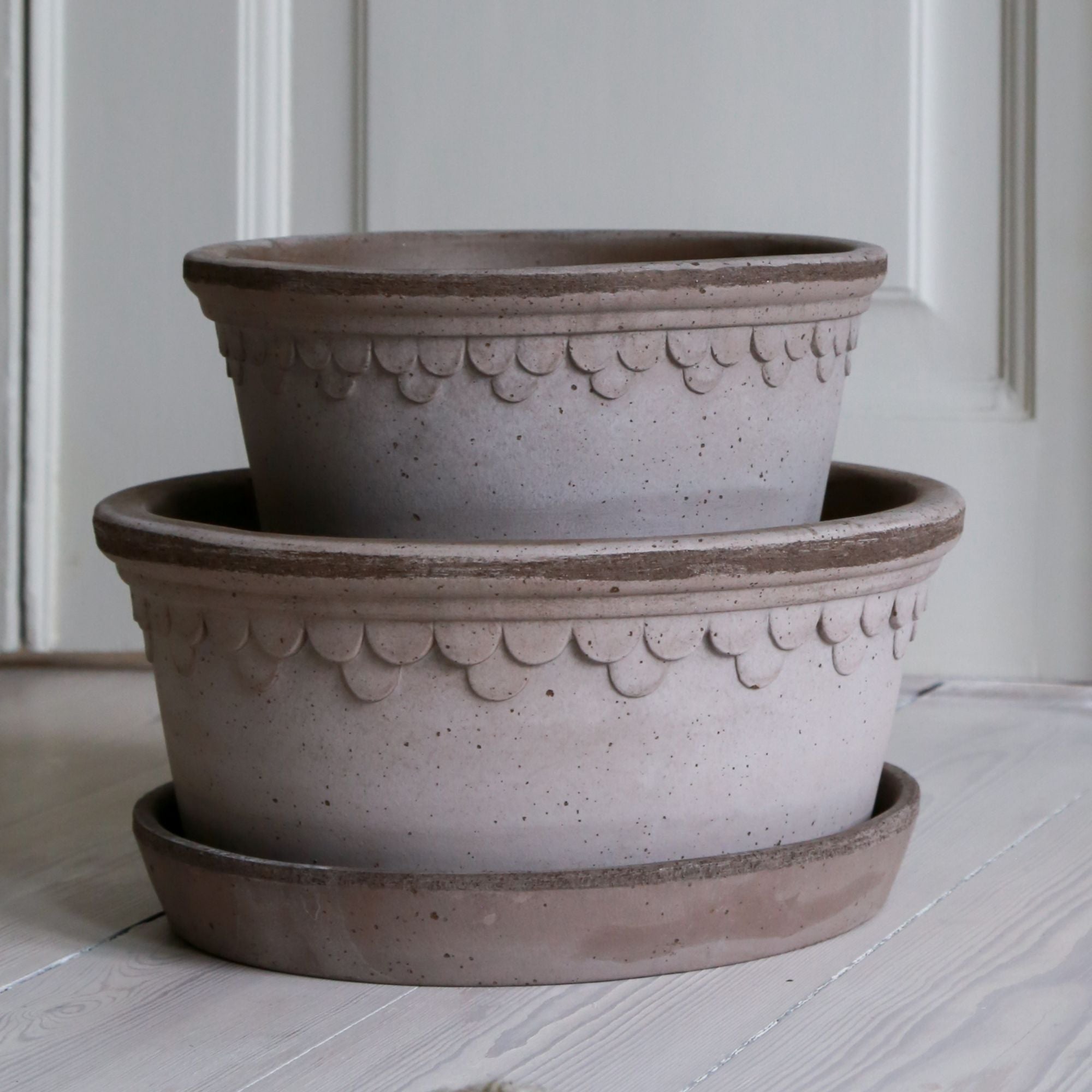 Goodee-Bergs Potter-Copenhagen Ø21 Low Planter & Saucer - Color - Raw Grey
