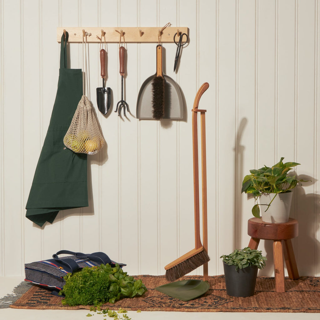 Goodee-Iris Hantverk-Long Handle Dustpan & Brush Set - Color - Green