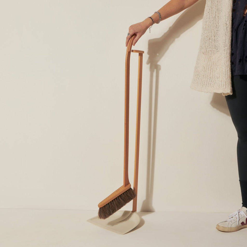 Goodee-Iris Hantverk-Long Handle Dustpan & Brush Set - Color - White