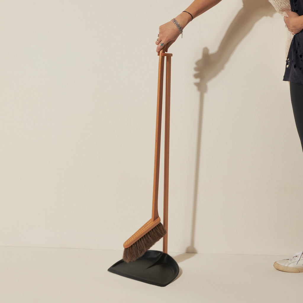 Goodee-Iris Hantverk-Long Handle Dustpan & Brush Set - Color - Black