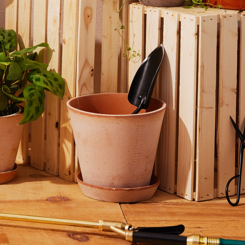 Julie Ø21 Planter & Saucer